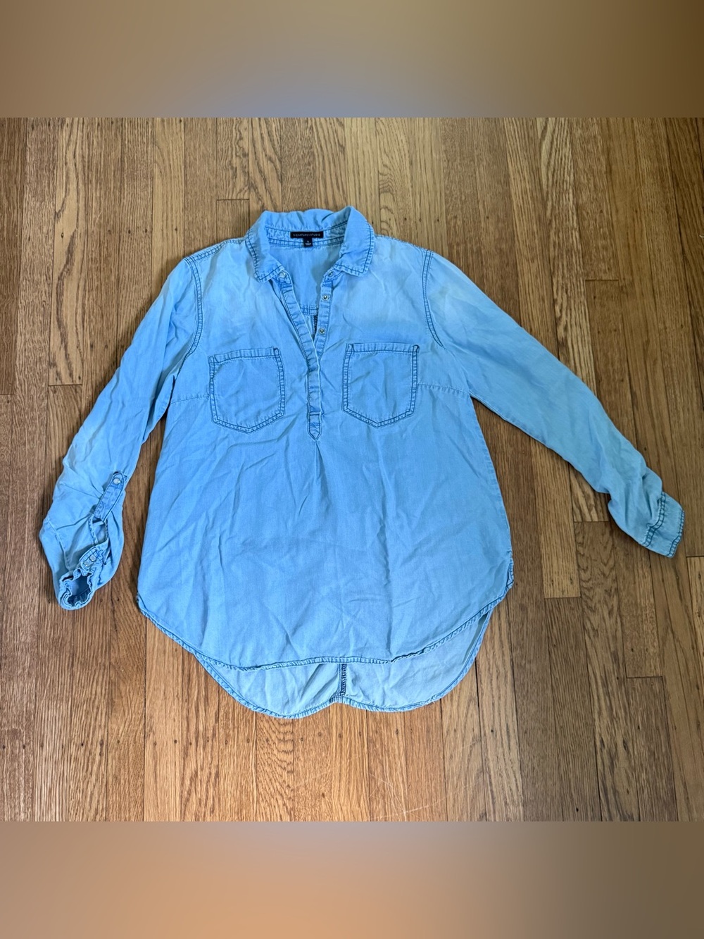 Signature Studio Light Blue Denim-Style Button-Down Shirt Women’s size SMALL